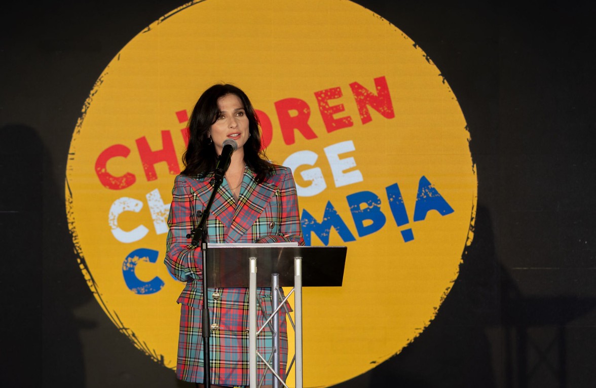 Monica Lopeda presenting the Colombian Changemakers Awards
